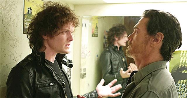 ロック青年の説得でバンドを結成