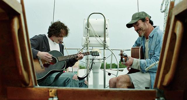 相棒となるのはアントン・イェルチン(左)