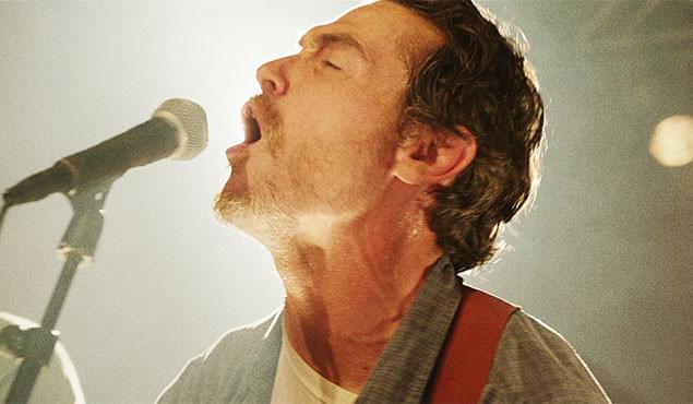 息子を亡くした父親の“魂”の歌声が、見る者の心を震わせる!