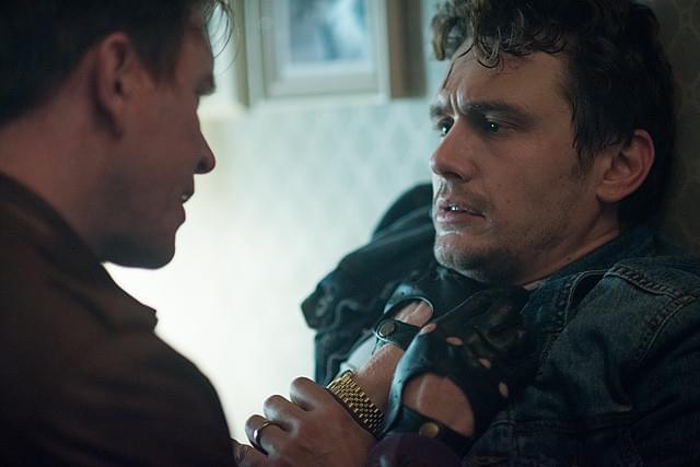 屋根裏で見つけた大金を狙う暴漢が現れる