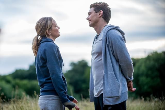 仲むつまじいトムとアナには経済的な問題が