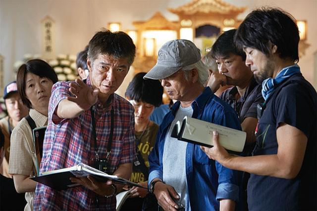 撮影中の成島出監督(左)