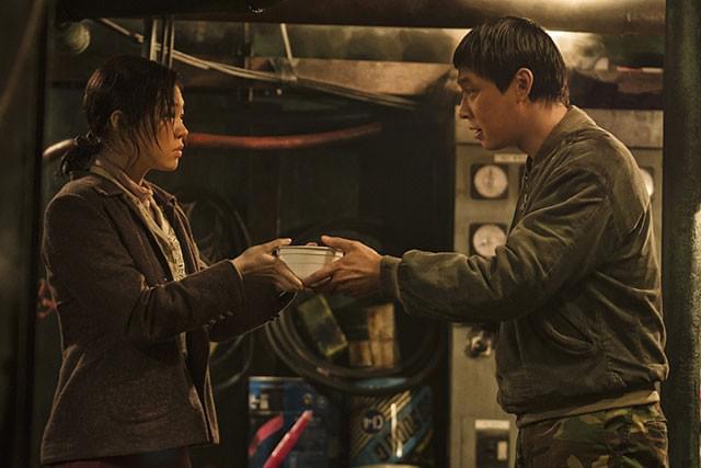 過酷な状況下で生まれる愛も描かれる