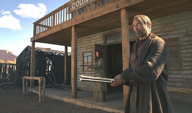 元兵士という設定が生かされた銃撃戦