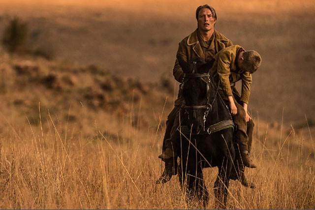 復しゅうに挑む寡黙な男を熱演