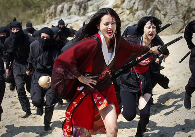 妖艶な女性キャラクターも多数登場する