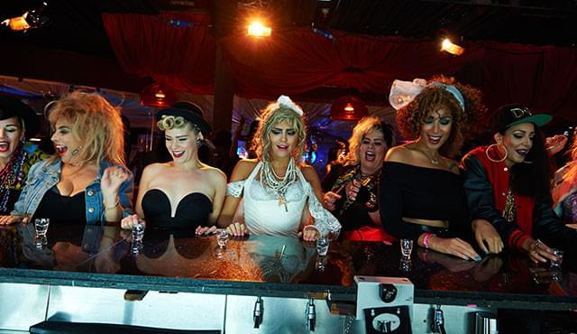 女子会シーンの80年代コスプレにも注目