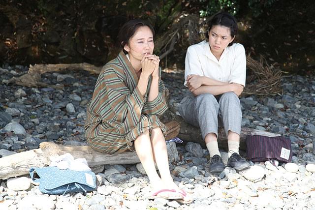 工藤夕貴が里子の母親役を演じる（左）