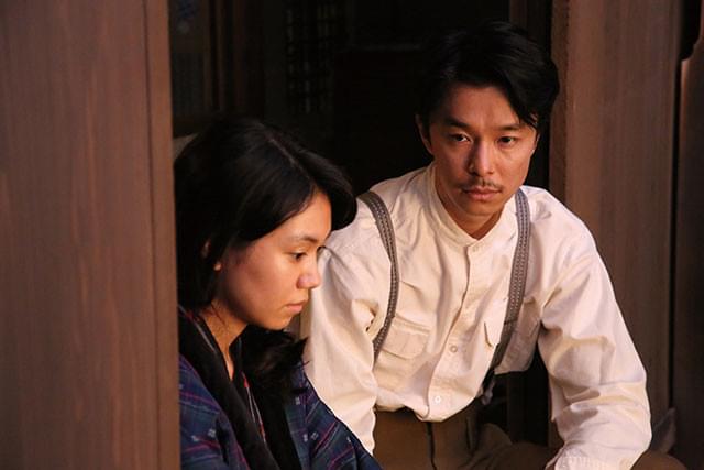 隣に住む男・市毛役は長谷川博己