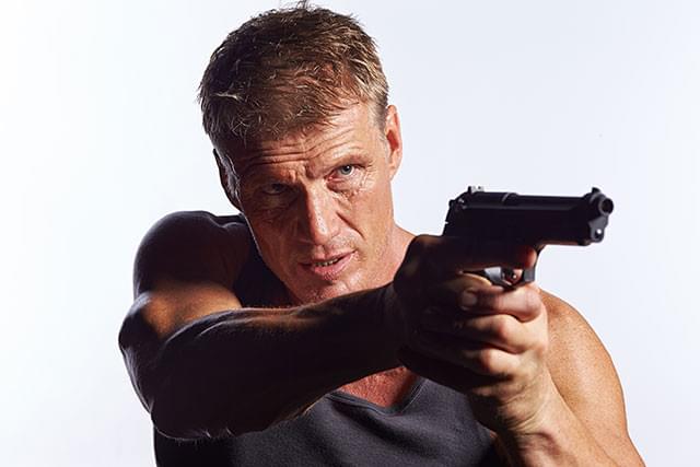 今作では、製作・脚本・主演の1人3役!