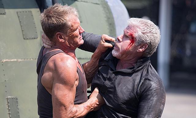 敵の冷酷なボスはロン・パールマン!