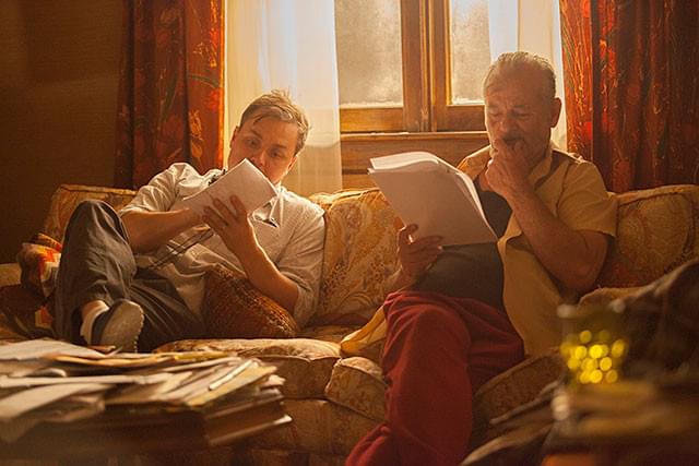 演技プランを練る監督とマーレイの1枚