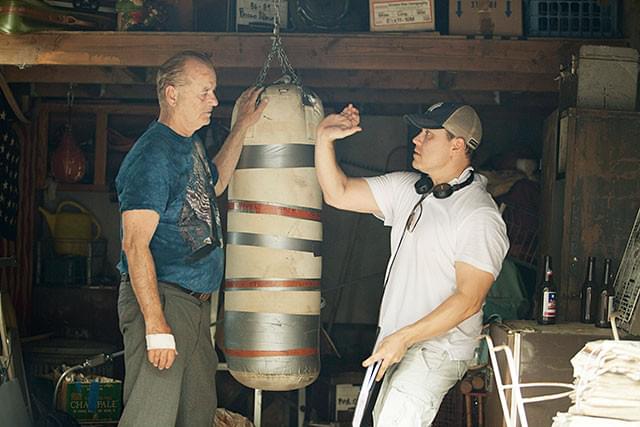 セオドア・メルフィ監督（右）が演出中