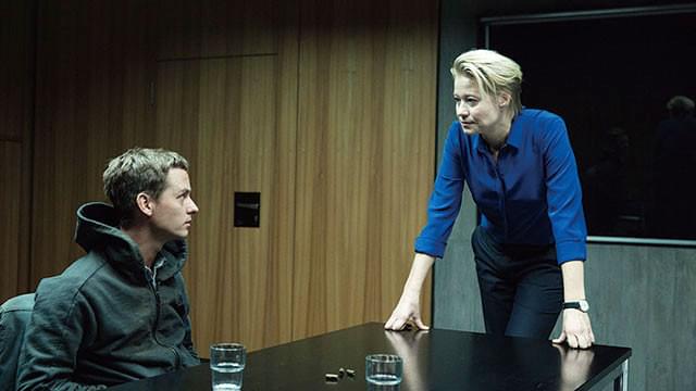 殺人容疑におびえ、出頭する主人公だが