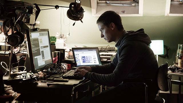 冴えない学生がハッカー界で頭角を現す