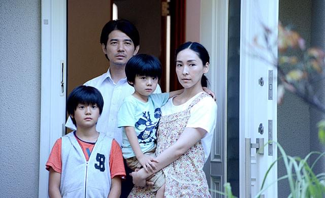 主人公・鈴木は謎の一家に接近する……