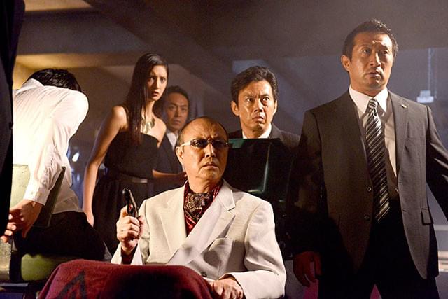 石橋蓮司は不気味な存在感を披露