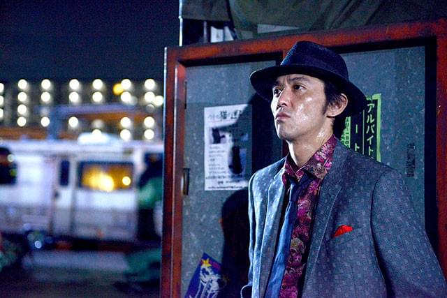 村上淳は裏仕事のエージェント役