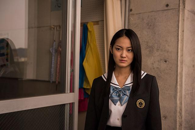 事件のカギを握る女子高生役は吉本実憂