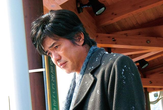 90年代、若き日の姿も佐藤自身が熱演