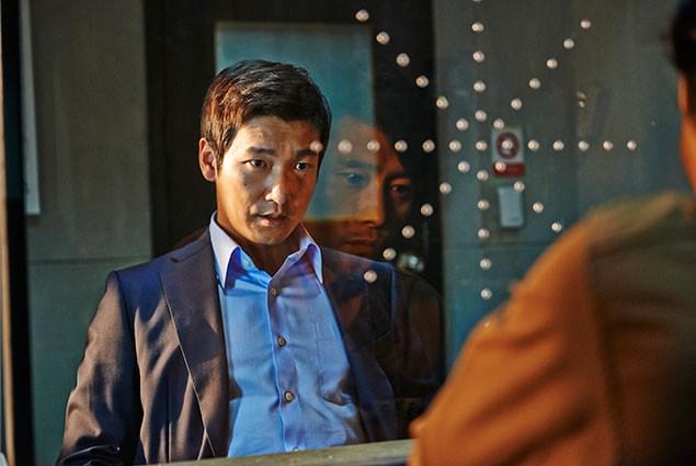 正義感だけを頼りに巨悪に挑もうとする検事ジャンフンは、告発の手に出ようとする