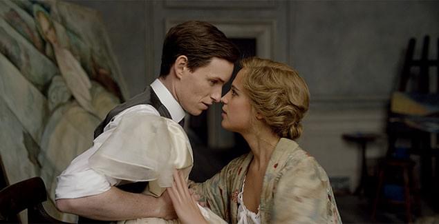 自らの中の“女性”に気づくアイナー（左）とその妻ゲルダ（右）