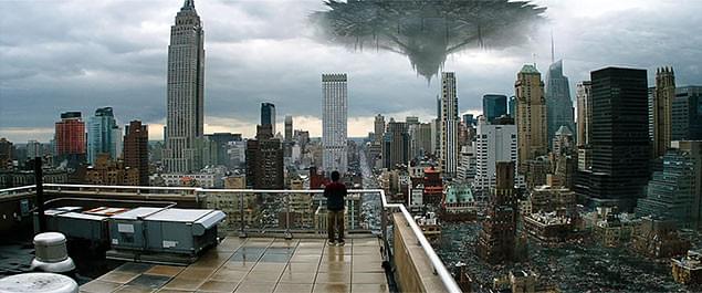 突如上空に現われた巨大な飛行物体！ 「第1の波」によって全電源が失われる！