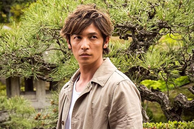 常に冷静沈着で、人を煙に巻くような態度を貫くなど、名探偵の要素を兼ね備えている