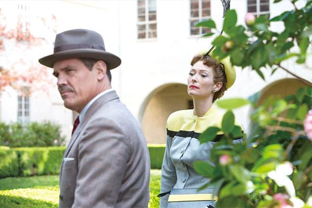 「フィクサー」のオスカー女優、ティルダ・スウィントン（右）まで個性派キャラで登場