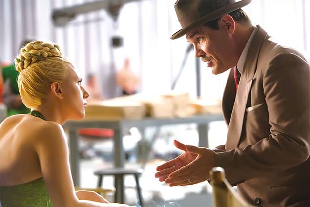 美人スター役のS・ヨハンソン（左）と、トラブル解決屋に扮したJ・ブローリン（右）