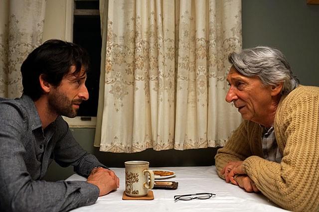 謎を求めて奔走する姿を熱演