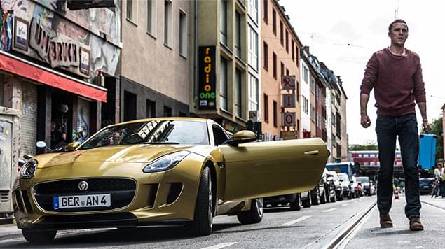 500万ユーロを巡る争いに巻き込まれた主人公が、巨悪組織とし烈なチェイスを演じる