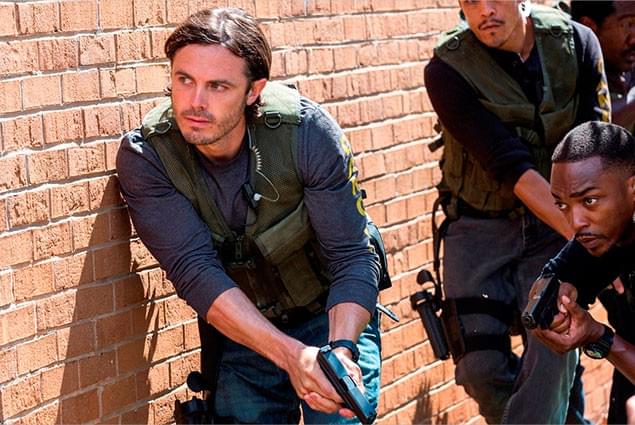 主役級の俳優陣が警察、マフィア、ギャングに扮し、三つどもえの演技合戦を繰り広げる