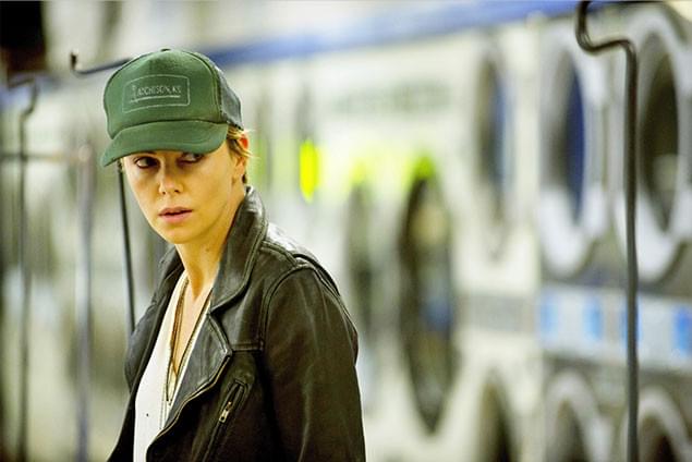 28年前の惨殺事件は、唯一の生存者リビー（セロン）の人生に大きな影を落としていた