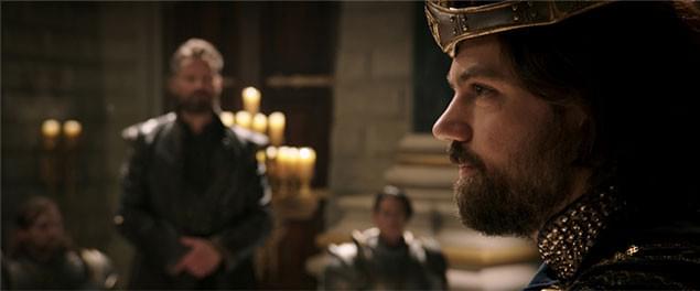 オークを迎え撃つ人間側の王を演じるのは、「ドラキュラZERO」のドミニク・クーパー