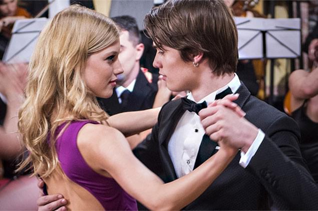 運命的に出会ったバレエダンサーのルビー(左)とバイオリニストのジョニー(右)