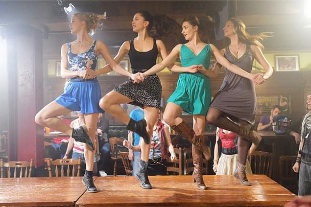 多彩な音楽とのコラボレーションに注目! バーのシーンではアイリッシュ音楽と共演