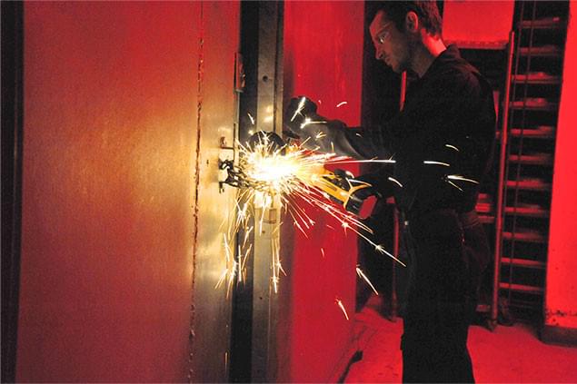 思いもよらない作戦で金庫に接近──中身を強奪し、無事に逃げ延びることができるか？