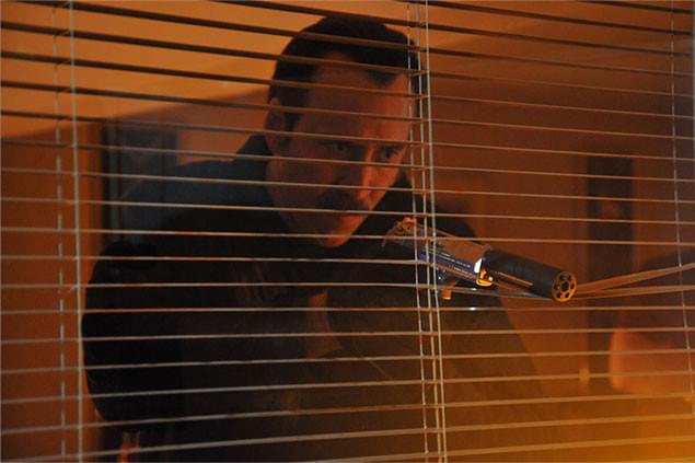 サイレンサー銃を構えるストーン（ニコラス・ケイジ）は何を狙う？