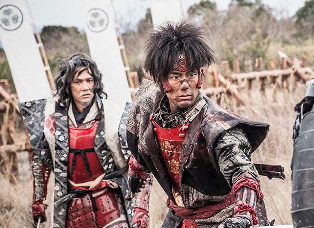 （左から）大坂の陣に挑む真田幸村（加藤雅也）と猿飛佐助（中村勘九郎）