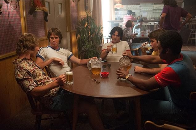 とりとめのない会話でも、仲間たちといれば楽しかった──青春のあの時を思い出す