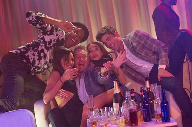 クラブで踊ってお姉ちゃんたちと自撮り！ こんなデ・ニーロ＆ザック見たことない！