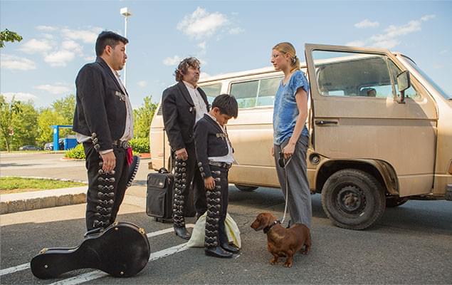 メキシコから出稼ぎに来たミュージシャンとも出会うが、なんとも気まずい雰囲気に……