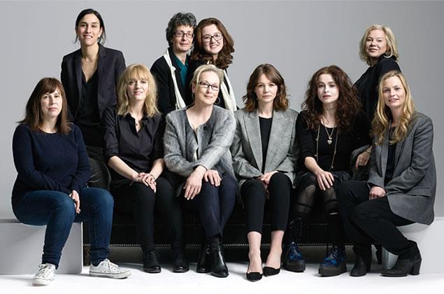 前列中央の4人のメインキャストのほか、監督、脚本家、プロデューサーなどのスタッフ陣が集結