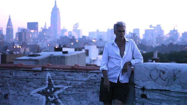 摩天楼をバックにたたずむだけで絵になる──だが、ここは勝手に入り込んでいる屋上!?