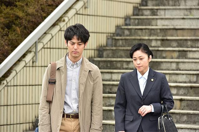 光子の弁護を担当する弁護士役として、実力派の濱田マリ（右）が出演