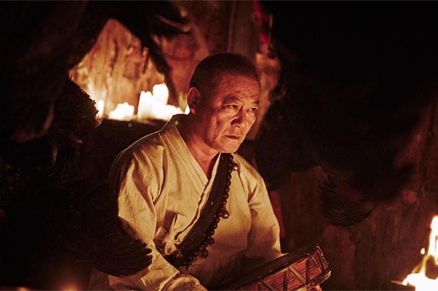 平凡な村で起こった連続殺人との関係は？ よそ者を演じた國村隼の存在感が圧倒的！