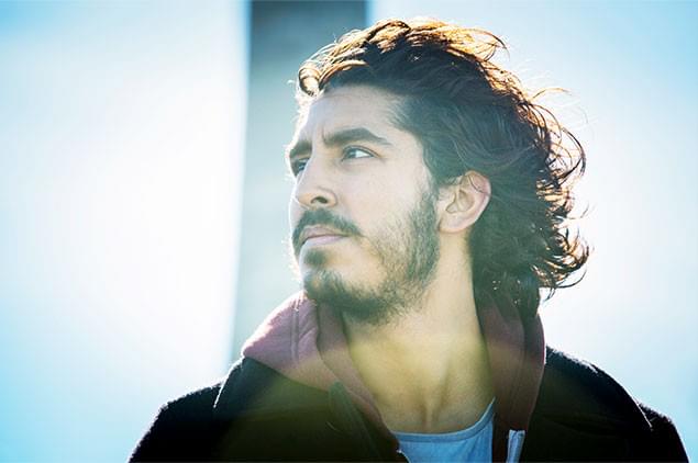 養父母の愛に包まれながらも、故郷に残した兄と母への思いに苦悩する主人公サルー