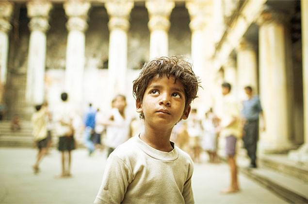 アカデミー賞授賞式でも注目を集めたサニー・パワールが、少年時代のサルーを熱演