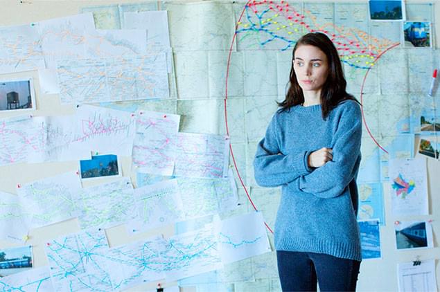 探しても探しても故郷を見つけられないサルーを、恋人ルーシーは支えようとするが……